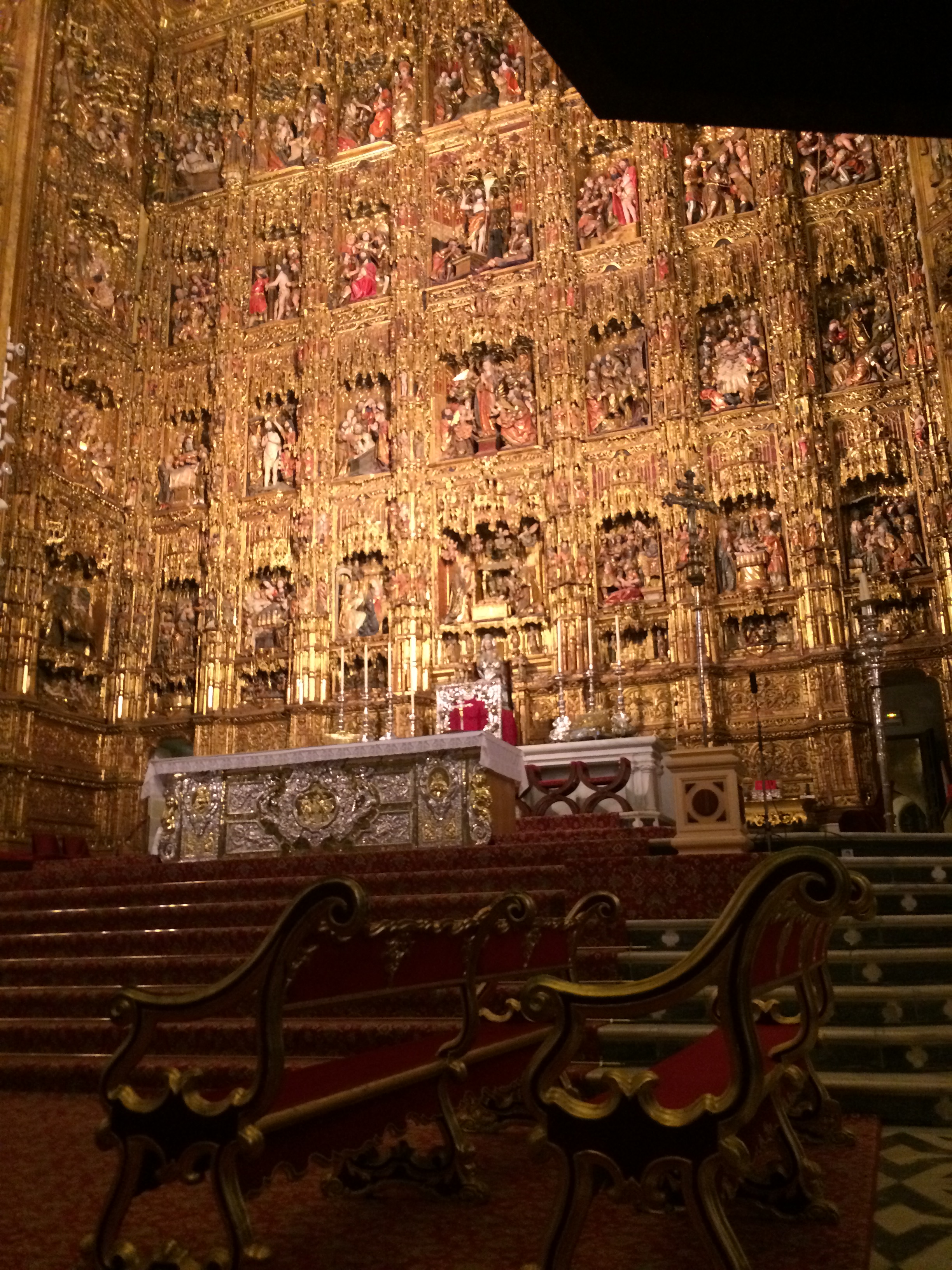 Image of the alter inside the Seville Cathedral