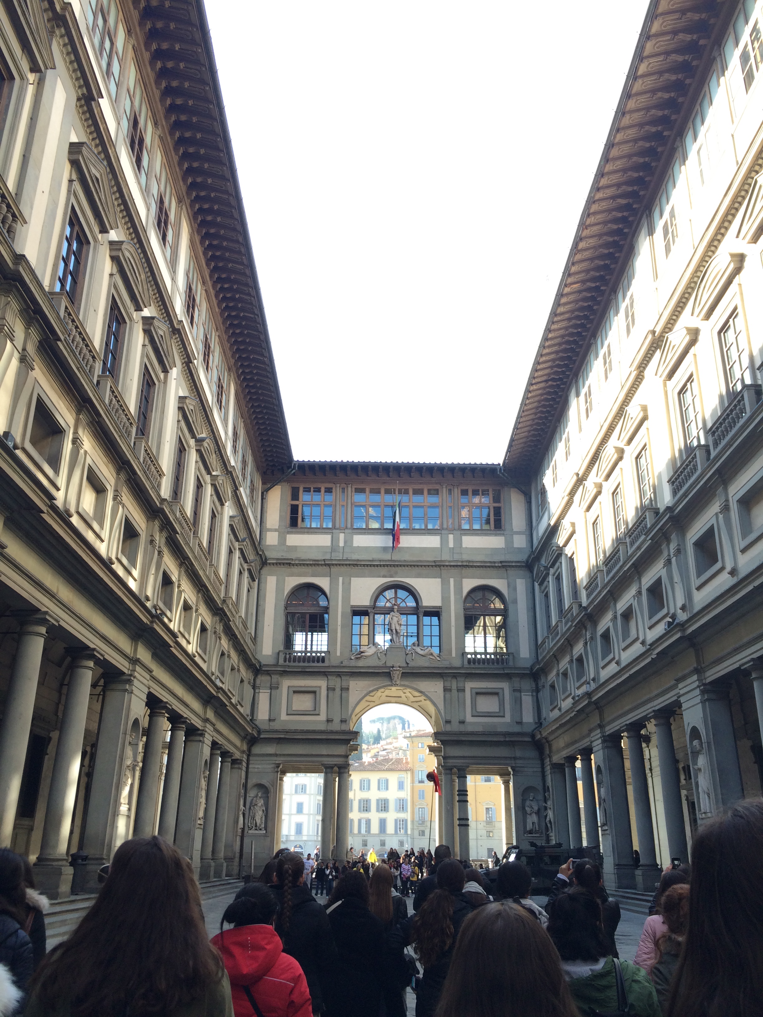 Image of archway above the walkway to the Uffizi